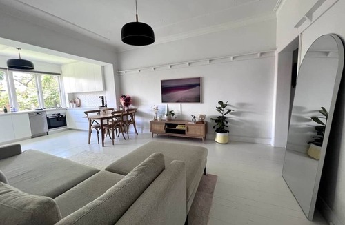 Coogee Apartment | Beachside Escape: 5 min stroll to beach & shops