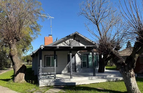 Clovis House | Beautiful Rustic 4-bedroom farm house with AC in charming Clovis