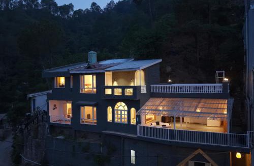 Kasauli Villa | Beyond the Curb 3- BHK Villa with Private Jacuzzi, Open-air Terrace & Hill Views