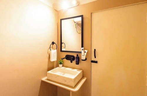Udaipur City Centre House | BlueRoot Heritage Home Spacious Room Old city