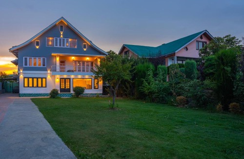 Srinagar House | Blume House- 4BHK Holiday Home with Kitchen & Garden