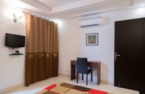 RK Puram Bed & Breakfast | Bnb Defence Colony Woodpecker (private Room) with Ac and Wifi