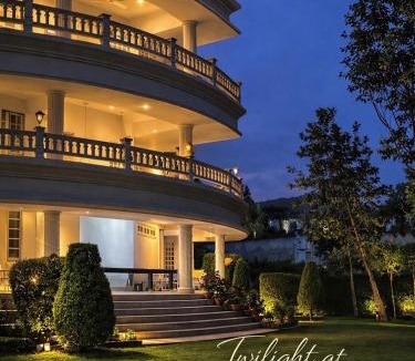 Bullawala House | Boutique Villa w Bonfire & BBQ, Mussoorie Foothills