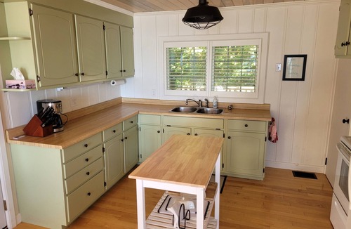 Ashfield-Colborne-Wawanosh House | Bright beach house, white sand & stunning sunsets!