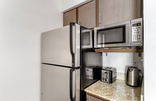 Gateway Apartment | Bright Gateway Studio w/Gym, Pool, nr Shopping, by Blueground