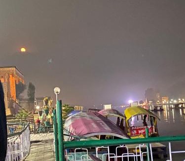 Dal Lake Bed & Breakfast | Budget Cottage By Aristotle