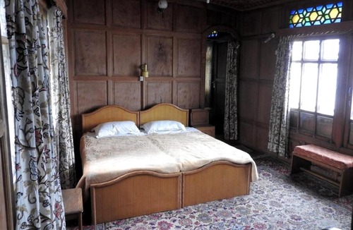 Brein Resort | Butts Clermount Houseboat
