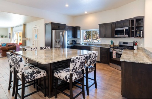 South Capitol House | Casa Buena | Pet Friendly, Near Skiing and Plaza