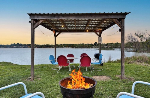 Willis Cabin | Casa Rosa Waterfront Tiny Home Lake Conroe Retreat Beautiful Sunsets