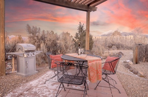 El Prado House | Casita Romantica~ Mountain Views~ Kiva Fireplace~ Hot Tub~ 8 mins to Plaza!