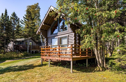 Two Harbors Cabin | Charming cabin only feet from Lake Superior