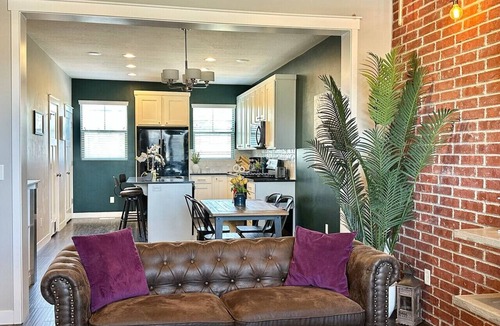 Midvale House | Charming updated LOFT style townhouse!