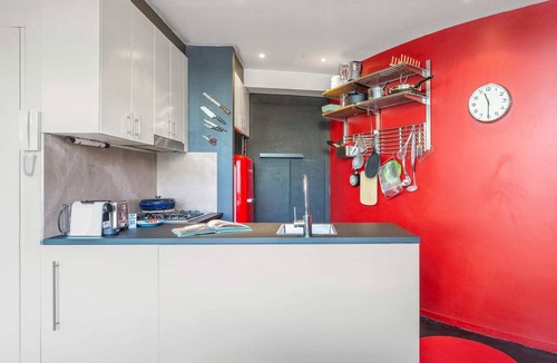 Newtown Apartment | Chic 1-Bed Apartment in the Heart of Newtown