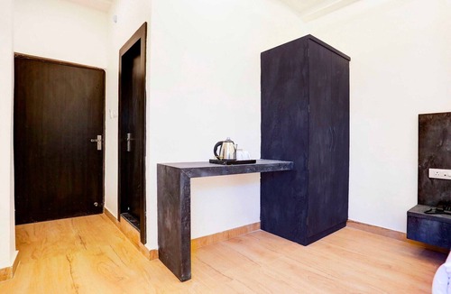 Varanasi House | Classic with BalconySuper Townhouse Pahadiya