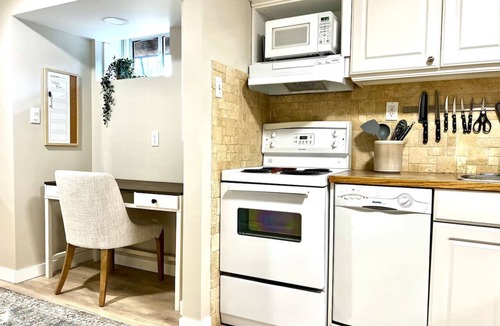 South Lethbridge House | Clean & Bright Southside Lower Suite