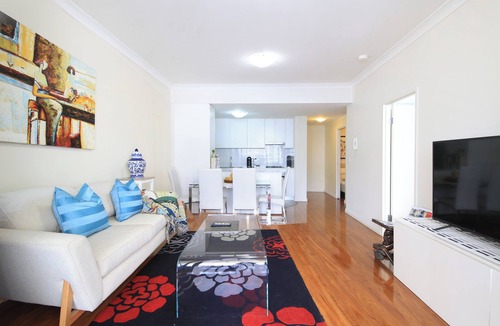 Wolli Creek Apartment | Clean,Stylish Apt-5mins Airport,10 mins local shop, 15 mins to CBD, Free parking