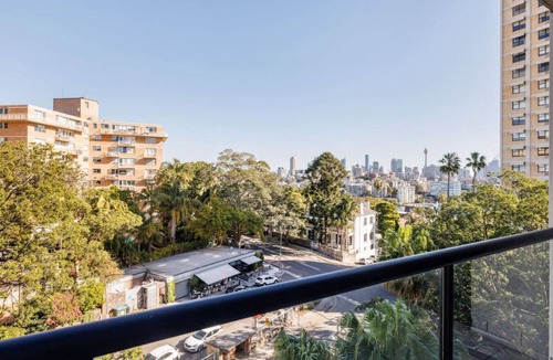 Darling Point Apartment | Convenient, Harbourside APT with parking & Views