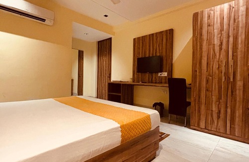 Mahipalpur Hotel | Couples Room with Attached Washroom Near Delhi Airport