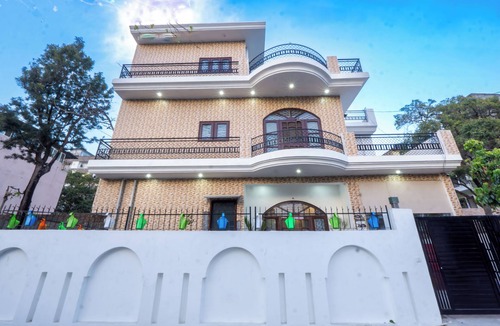 Bullawala House | Cozy 2-bedroom building in serene Dehradun with AC