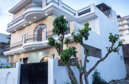 Bullawala House | Cozy 2-bedroom building in serene Dehradun with AC