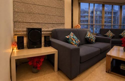 Indirapuram Apartment | Cozy Casa-2BHK Apartment-Projector-Near Noida Sec62