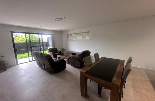 Guildford House | Cozy Queen Room in Modern Home! - OR3
