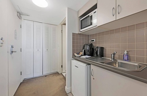 Chatswood Apartment | Cozy Studio with Gym and Pool Near Chatswood Station