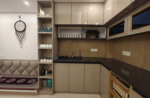 Manali Apartment | Cozy Wood Paneled Scenic Room with Walk-in Closet