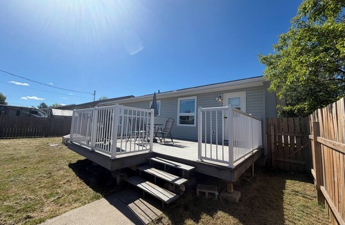 Thompson House | Crew-Friendly 4BR, 2 Living Areas, Free Parking
