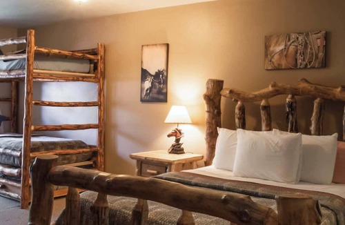 Antimony Hostel | Deck Room with 2 queen beds!