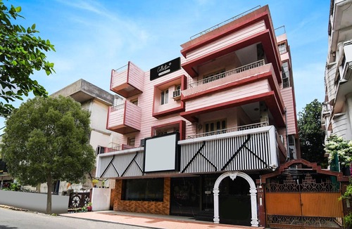 Sector 1 House | DeluxeHarry Guest House