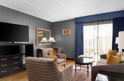 Windsor Locks Hotel | DoubleTree by Hilton Hartford - Bradley Airport