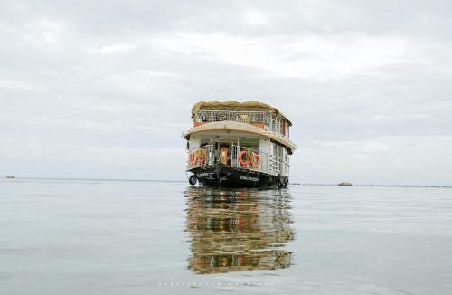 Mullakkal Bed & Breakfast | Dreams Spectrum Luxury houseboat