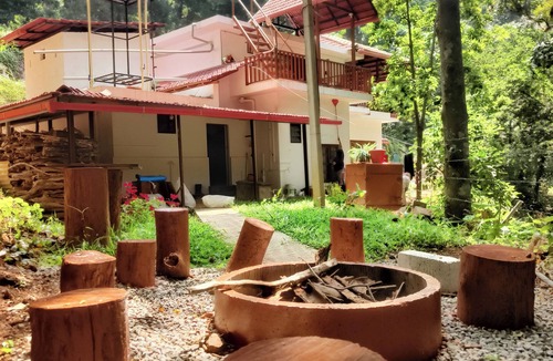 Stuart Hill House | Duplex villa in the middle of the coffee estate with no neighbours around.