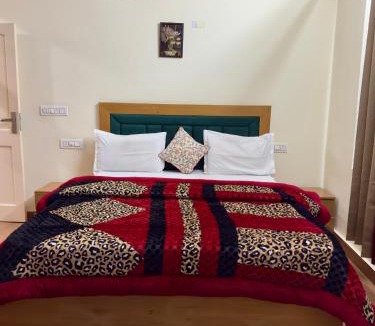 Kuthar Bed & Breakfast | Eakanntam Homestay Kasauli 2Bhk With Kitchen Garden Best For Families and Couples With Sunset View
