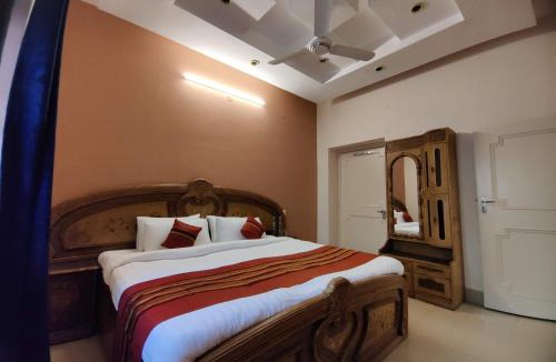The Mall Road Apartment | EARTH 3BHK By Wabi Sabi Stays