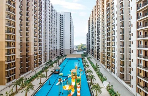 Gomti Nagar Apartment | Easytrip- Swimming poolside living