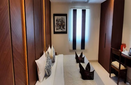 Krishnanagar Hotel | Eennra Maanikko