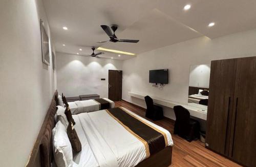 Paharganj Hotel | ELITE -by- Double RR Near New Delhi Railway Station