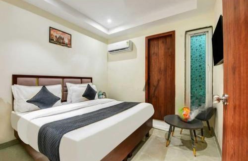 Paharganj Hotel | ELITE -by- Double RR Near New Delhi Railway Station