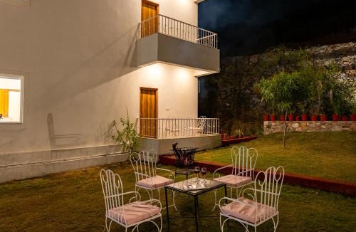 Bedla House | ELIVAAS Mandovar Mountain Valley Retreat Pet-friendly Suite Room with Shared Pool, Garden, Restaurant & Hill Views