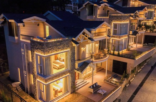 Kasauli Villa | ELIVAAS prive The Royce Lilly Luxe 4 BHK
