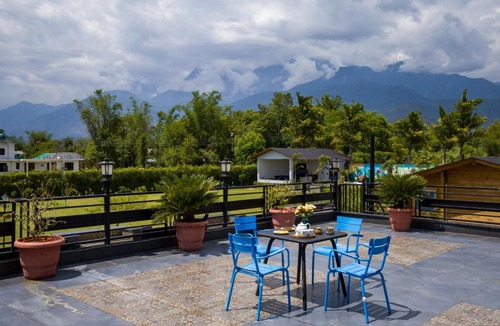 Gopalpur Apartment | ELIVAAS Signature Esh Hazel Hillside Retreat with Garden and Restaurant