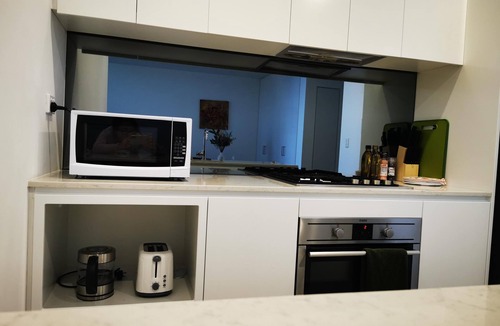 Ryde Apartment | Experience serenity in this modern haven Train/Ferry to City~Shops~Parking