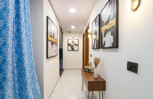 Govindpuri Hotel | FabHotel NP International - Nehru Place Market