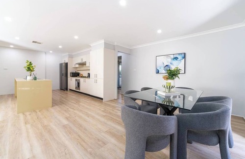 Kellyville Ridge House | Family-Friendly 4BR Retreat|Minutes to Stanhope LC