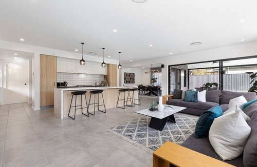 Illawong House | Family Haven 4 Bed + North-Facing Pool, Illawong - Pet Friendly