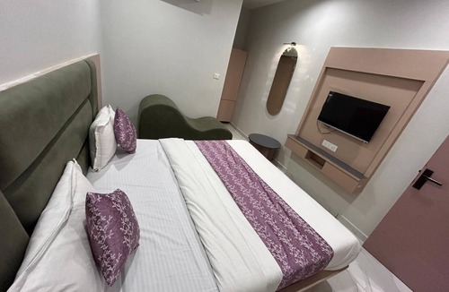 Ahmedabad Hotel | Fantastic Primium 7-bedroom hotel with AC in charming Ahmedabad