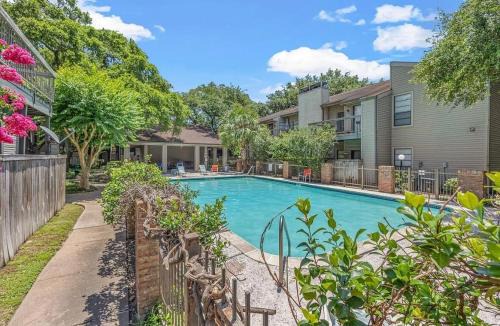 Westchase Apartment | MAJOR INTERNATIONAL SPORTING EVENT 2bd 2ba Cozy Vintage Escape Fireplace & Balcony