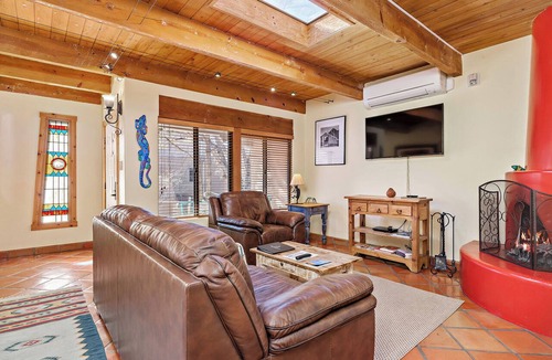 Northeast Santa Fe Hotel | Fort Marcy 91 | Walk to Plaza | Kiva Fireplace | Full Kitchen | Hot Tub | Pool | End Unit | 1 Level